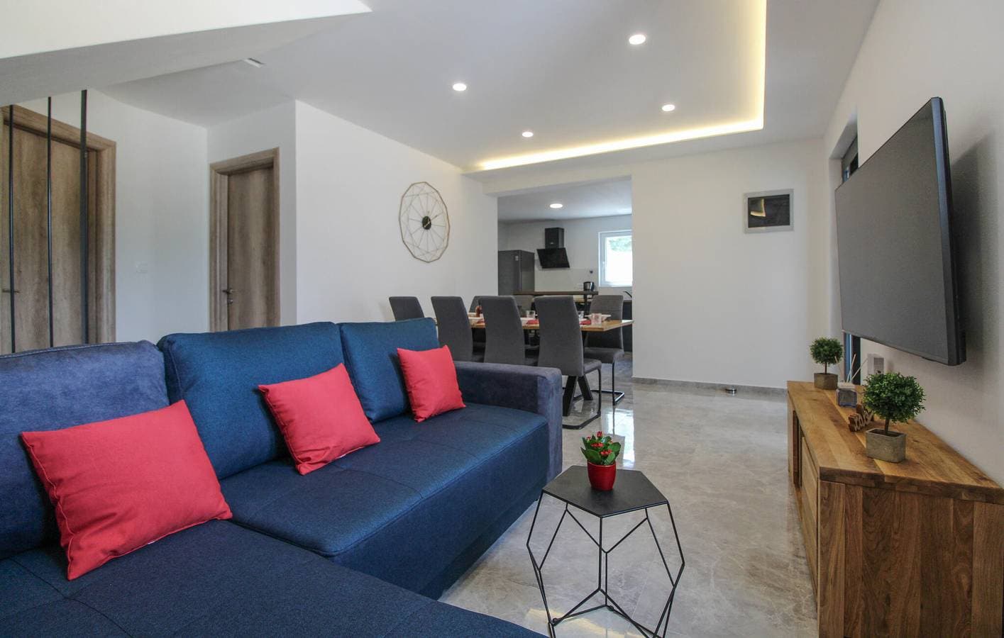 Foto 9 von 43: Geräumige 110 m² große Wohnung mit Pool und Terrasse in Raša, 2 km vom Stadtzentrum entfernt
