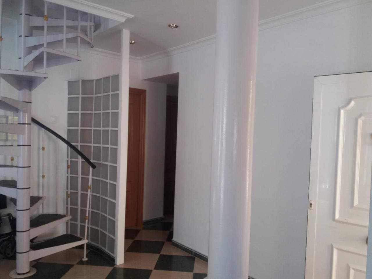 Foto 12 von 32: Five-Bedroom House