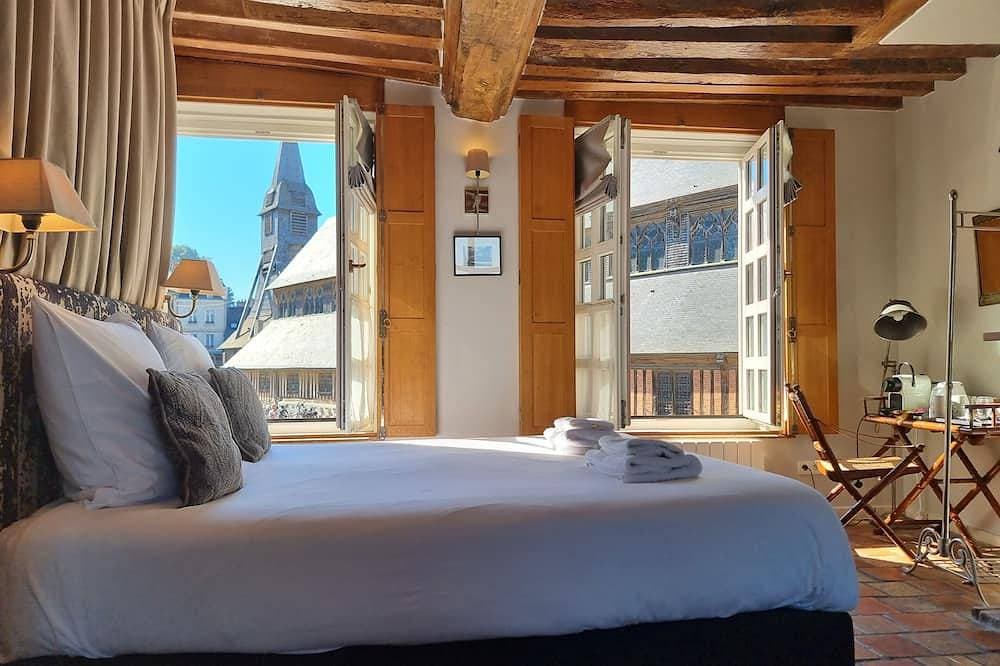 Foto 4 von 12: Houdaille 1 - Helle Suite mit Blick auf den Hafen von Honfleur