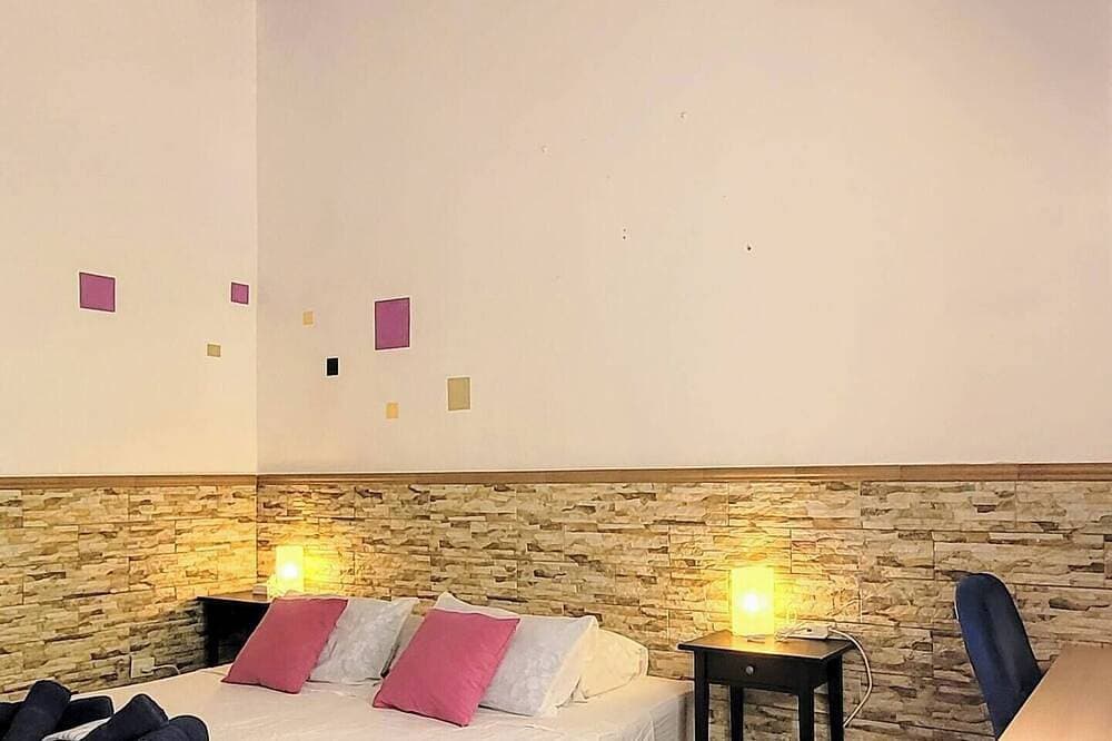 Foto 4 von 12: Large and bright room in Vecindario, with extra-large bed