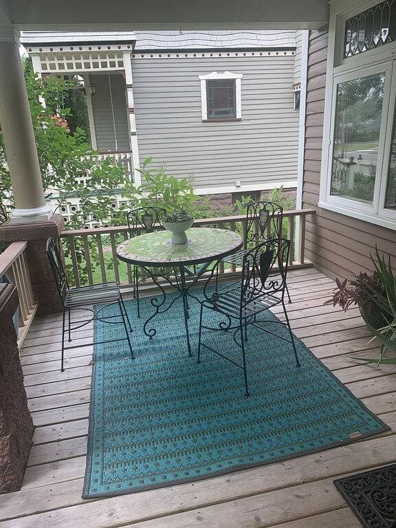 Four Square Marquette- Centrally located w porch, patio, sauna, fire pit 1