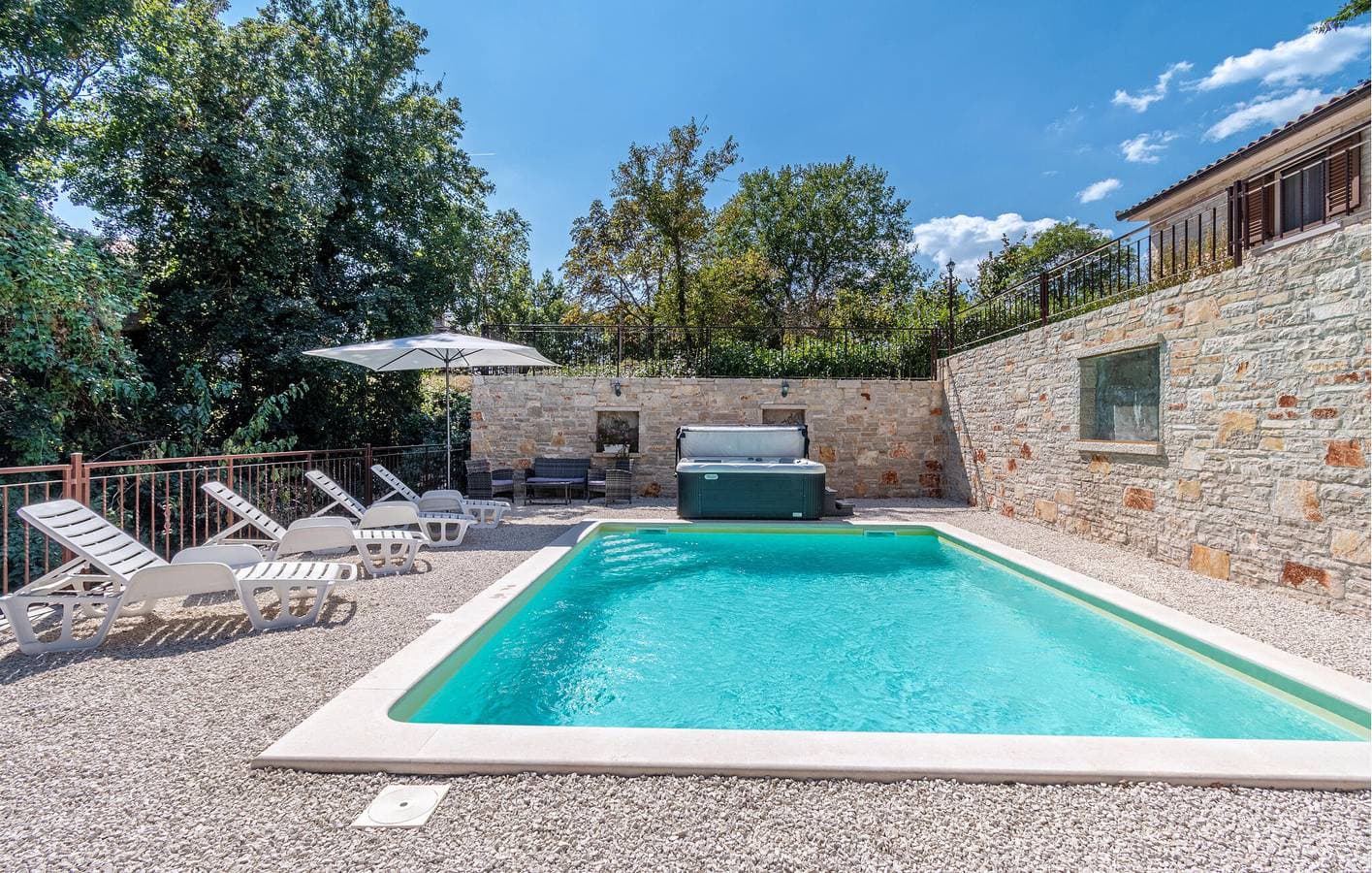 Foto 9 von 26: Gemütliche Ferienwohnung mit Pool, WLAN und Parkplatz in der Nähe des Stadtzentrums von Rajki