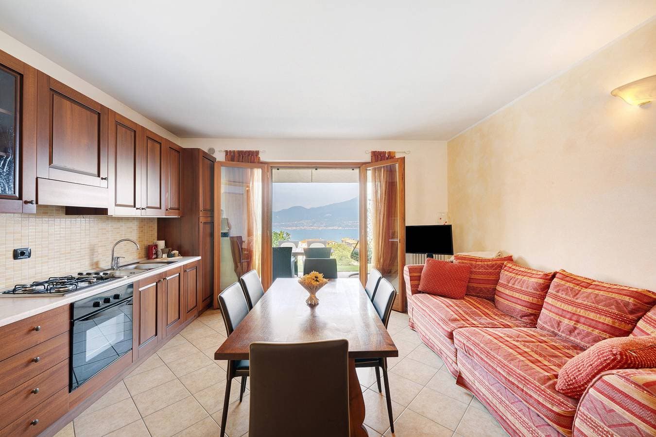 Foto 5 von 31: Ferienwohnung 'Jessica' mit Seeblick, WLAN und Klimaanlage