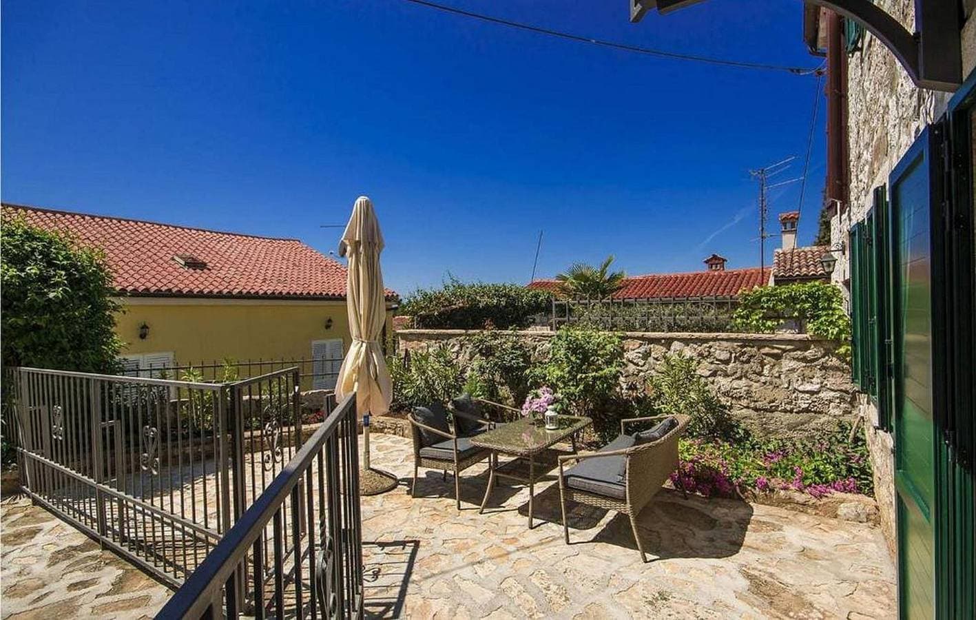 Foto 4 von 38: Rustikales Steinhaus nur 300 Meter zum Strand mit Meerblick, Grill, Terrasse