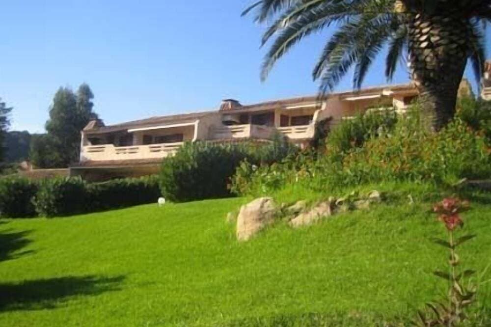 Foto 10 von 22: Herrlicher Meerblick in privater Residenz mit Pool. Das Hotel liegt 300 m vom Strand entfernt