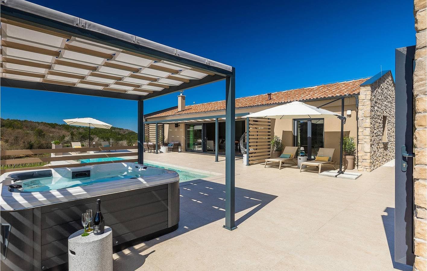 Foto 9 von 51: Modernes Apartment mit 2 Schlafzimmern, Pool und WLAN in der Nähe des Stadtzentrums von Lesišćina