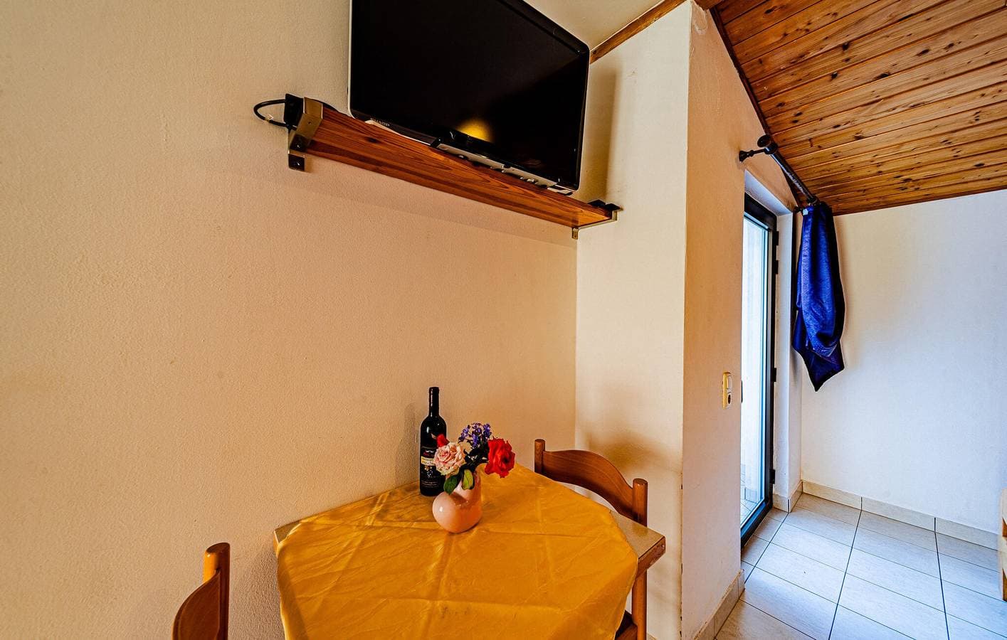 Foto 8 von 17: Gemütliche Ferienwohnung mit Terrasse, WLAN und Parkplatz in der Nähe des Strandes Tri Žala