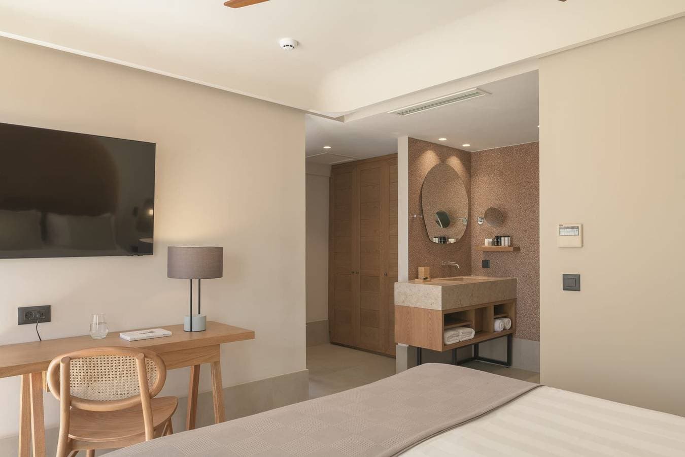 Foto 10 von 29: Dazzling Chersonisos Suite | Valtos Suite | Deluxe Bedroom | Adults Only