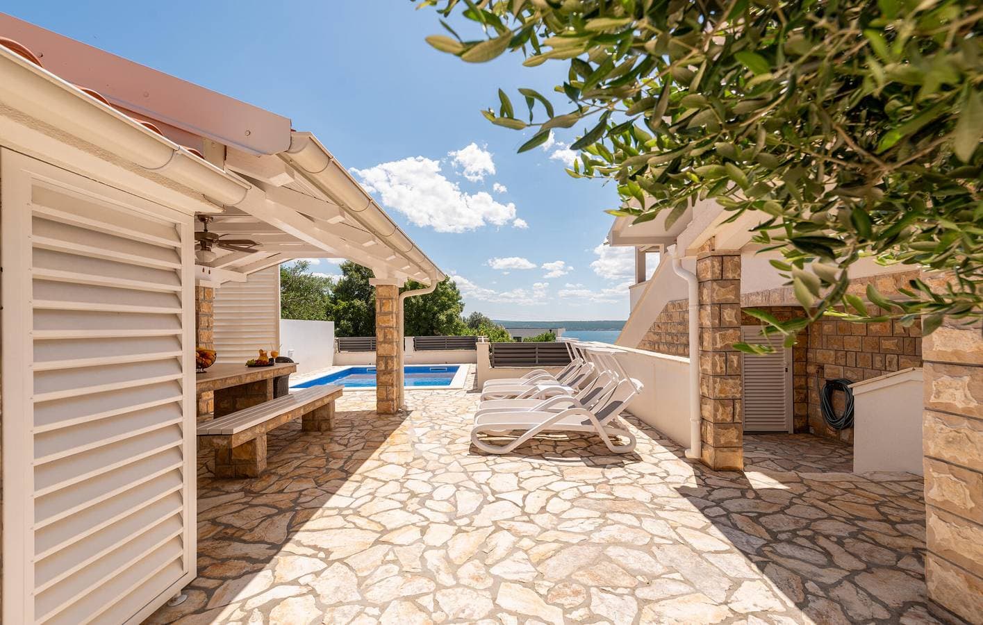 Foto 10 von 33: Nur 2,5 km von der Küste entfernt – gemütliche Ferienwohnung mit Pool und Terrasse
