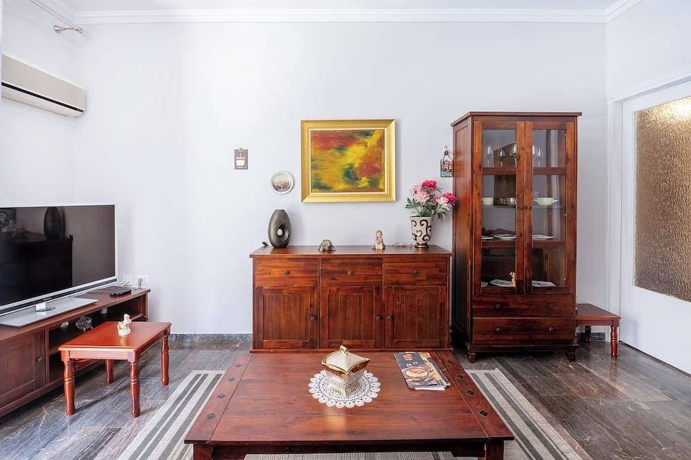 Foto 11 von 20: Charming & Authentic Gem - Walk to Port & Shops! Spacious with two balconies.