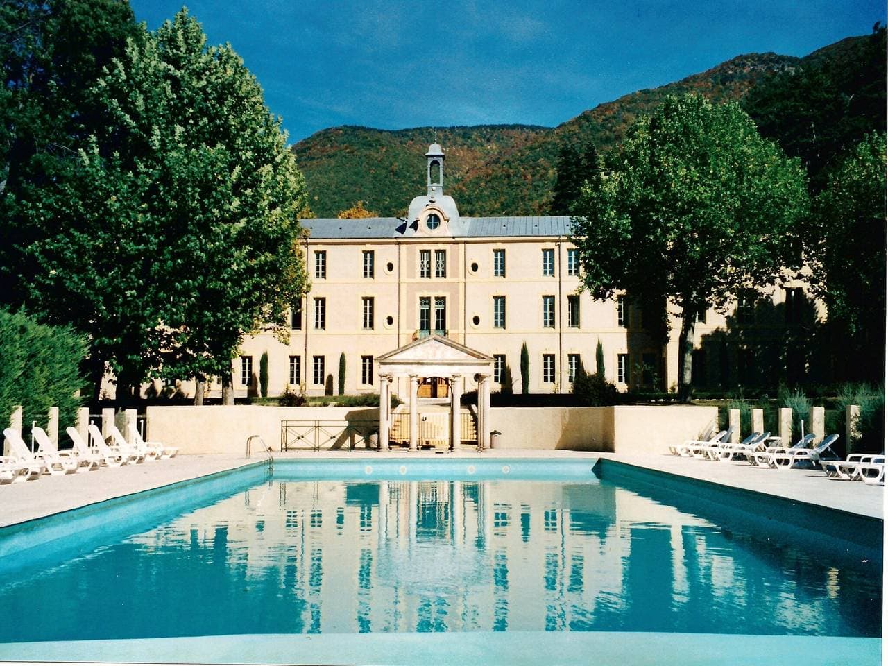 Gemütliches Appartement in einem Schloss in Drome mit Pool 1