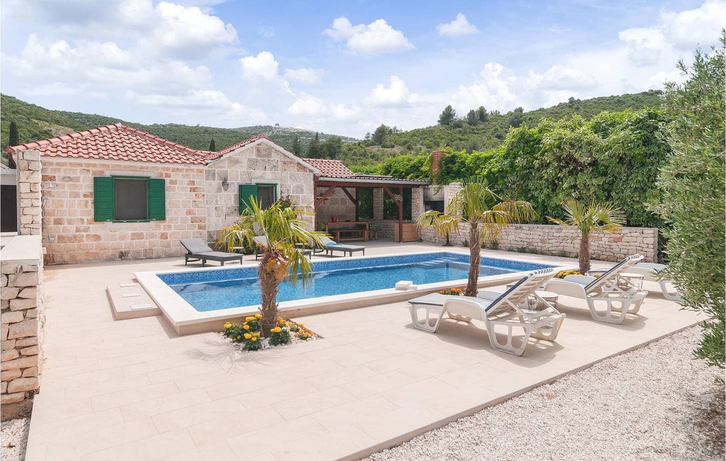 Reizende Ferienwohnung mit Pool, Terrasse und WLAN – 2 km vom Strand entfernt 1