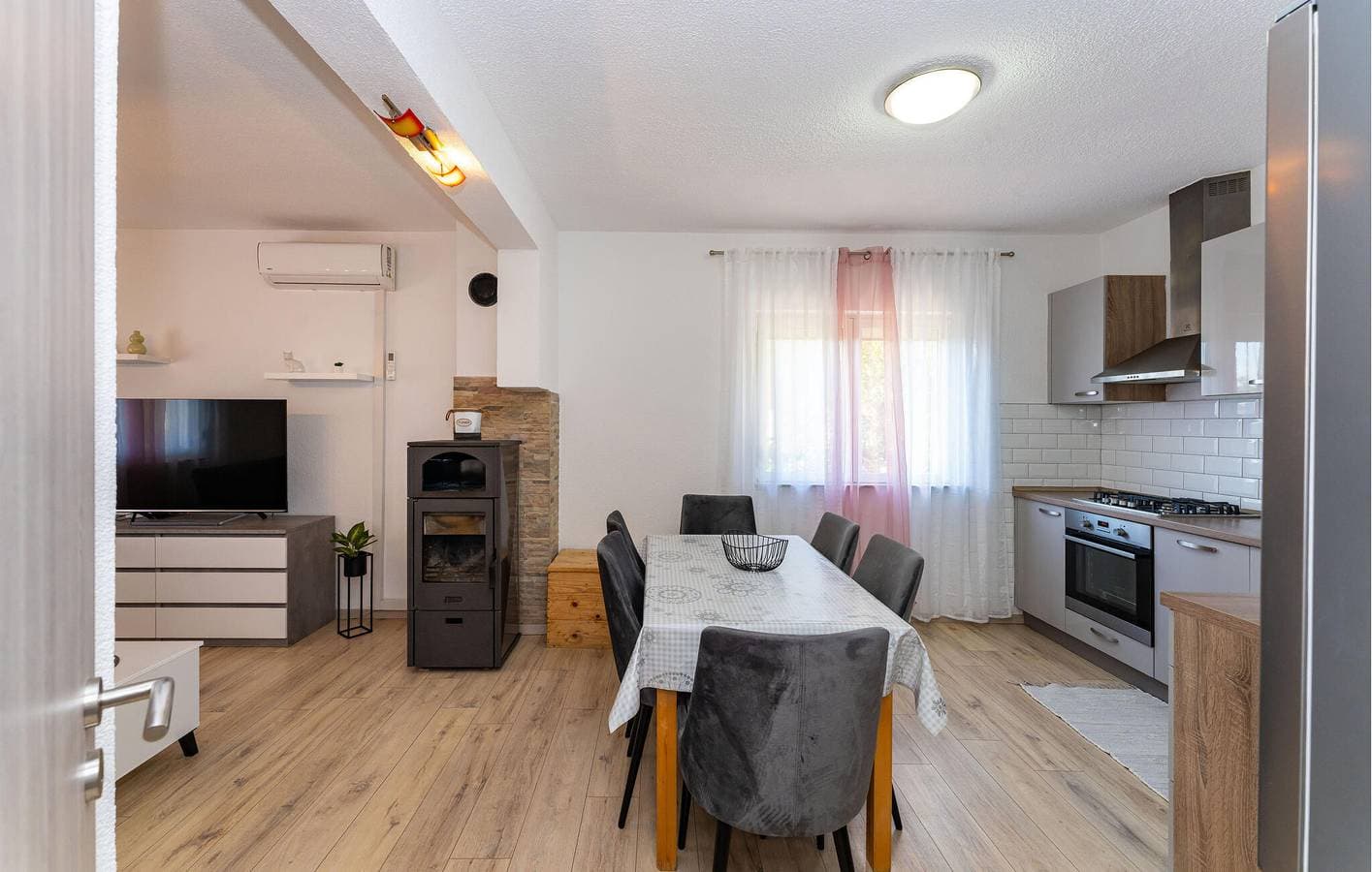 Foto 10 von 38: Gemütliche 70 m² große Ferienwohnung mit Meerblick, Terrasse, WLAN und Küche – 2 km bis zur Küste