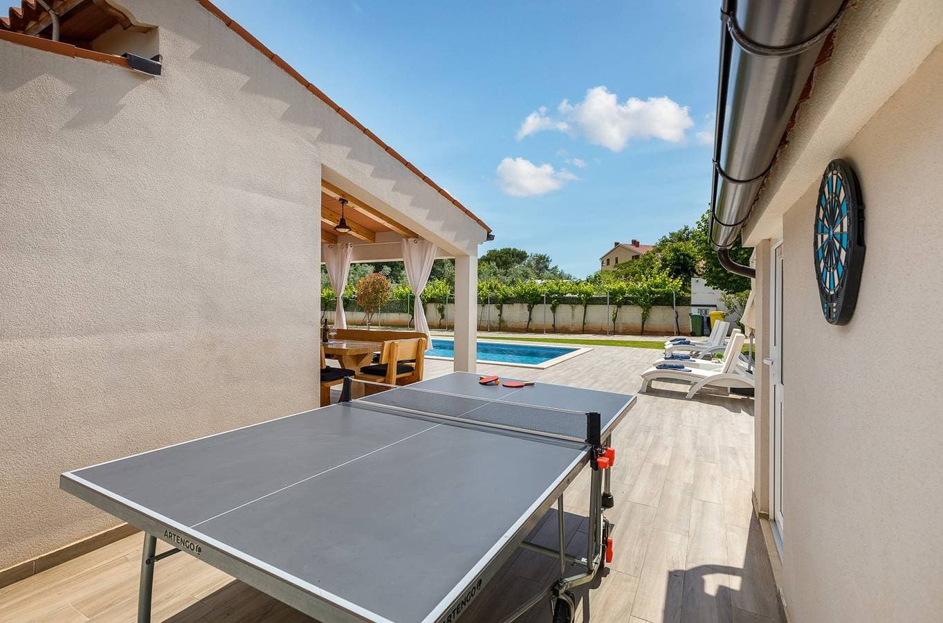 Foto 13 von 58: Eine wunderschöne Villa mit privatem Pool in der Nähe des Meeres.