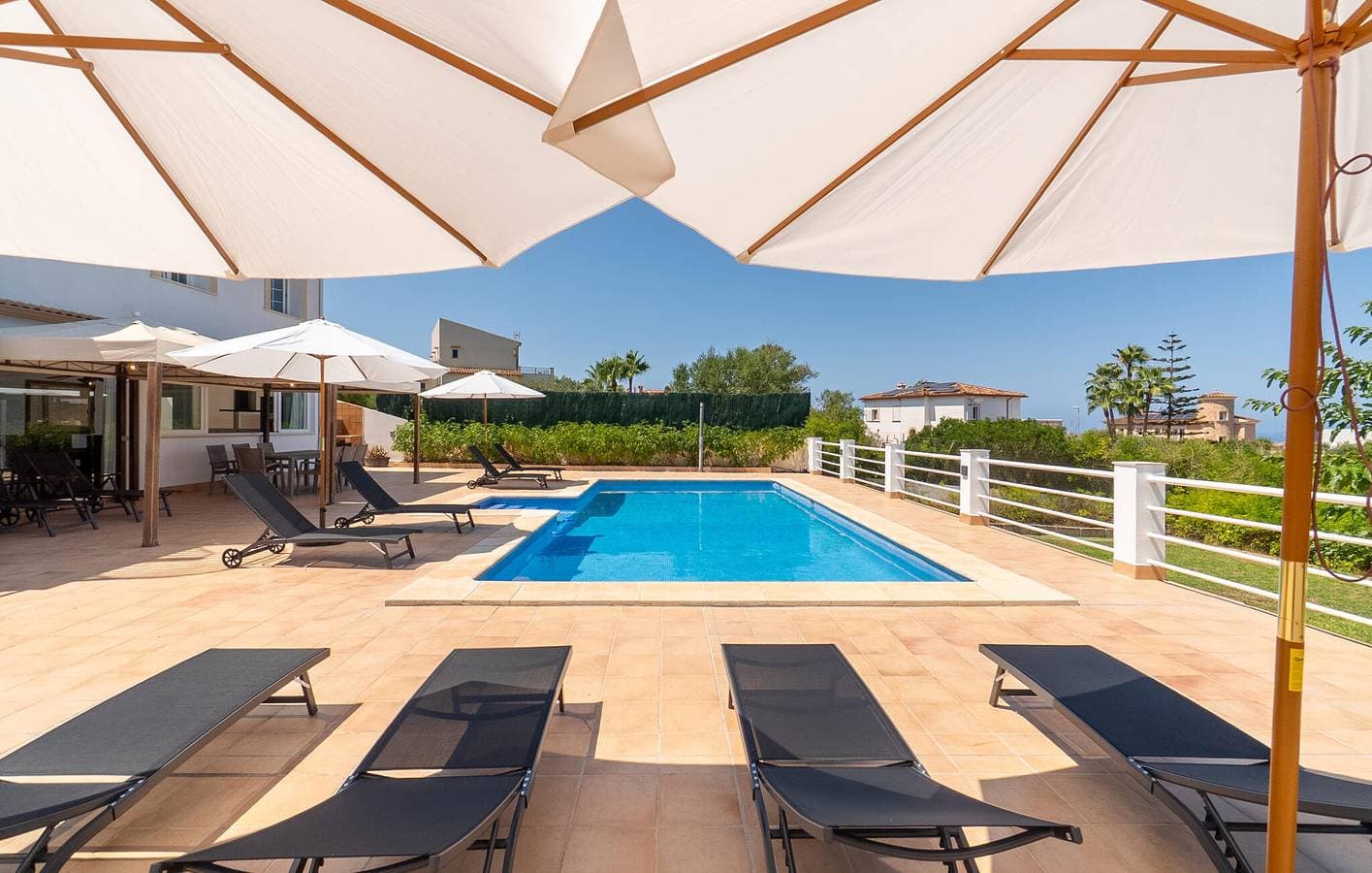 Foto 12 von 54: Meerblick-Apartment mit Pool, Terrasse & WiFi bei Four Seasons