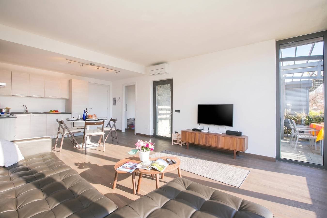 Foto 6 von 30: Penthouse-LakeView-AC-PrivateGarden