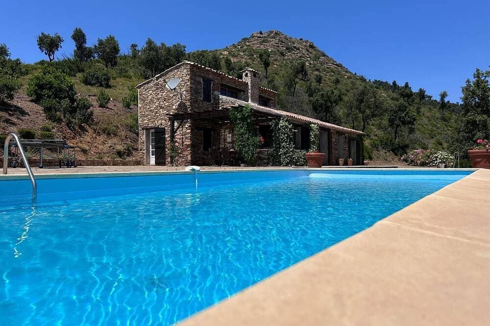 3 bedroom house with pool and stunning views over the Gulf of St Tropez, Var 1
