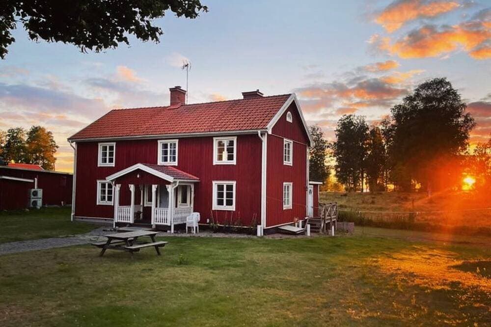 Mysigt Boende med hög Standard med Plats för 8 Personer i Hjärtat av Tiveden 1