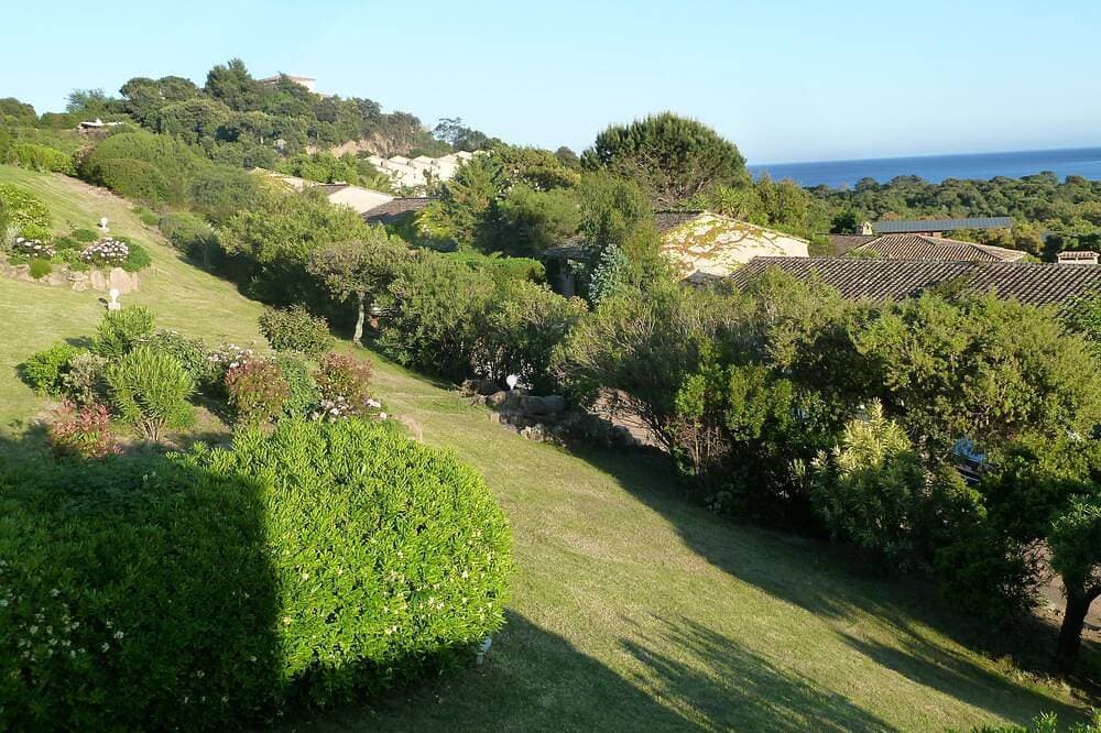 Foto 11 von 22: Herrlicher Meerblick in privater Residenz mit Pool. Das Hotel liegt 300 m vom Strand entfernt