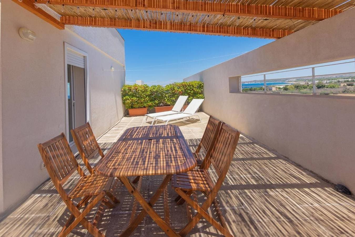 Foto 6 von 14: Apartment „Dimore Di Matilde – Attico Vistamare“ mit Meerblick, privater Terrasse & Klimaanlage