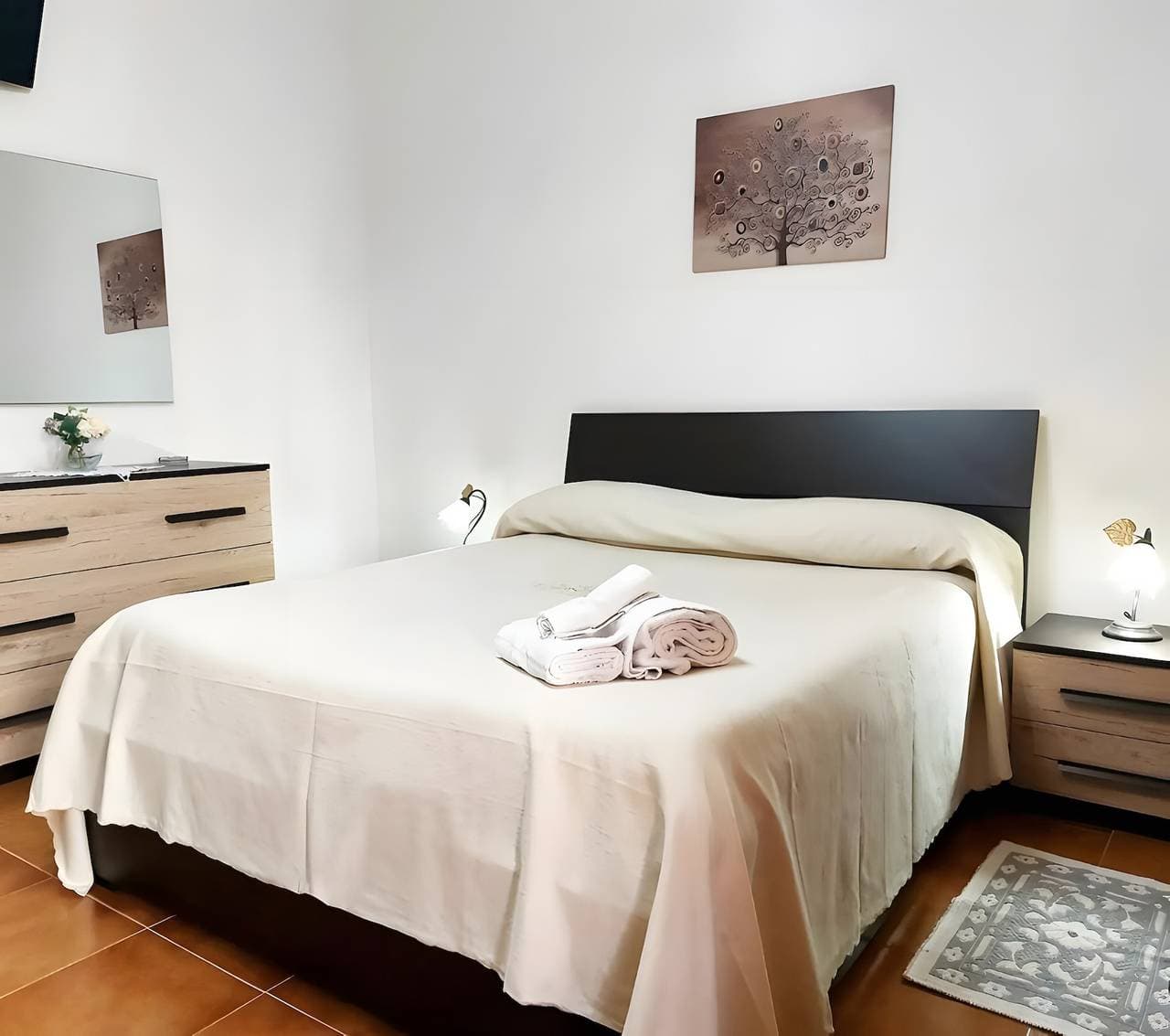 Foto 6 von 24: Zimmer 'Nausicaa's' mit Balkon, WLAN und Klimaanlage