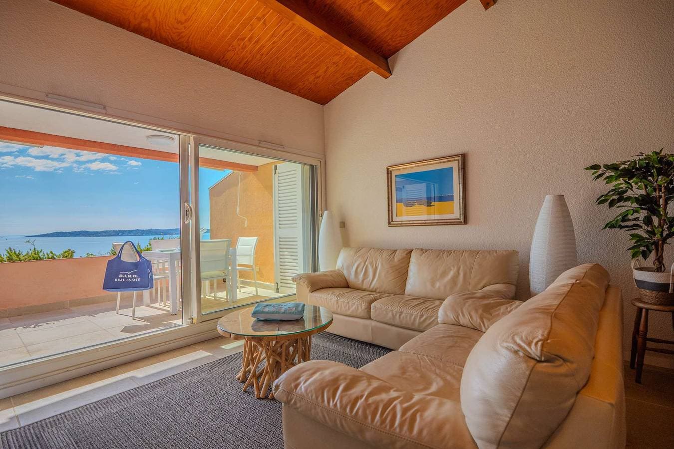 Foto 3 von 13: Wohnung in Sainte-Maxime mit Panoramablick aufs Meer, Schwimmbad und privatem Strandzugang