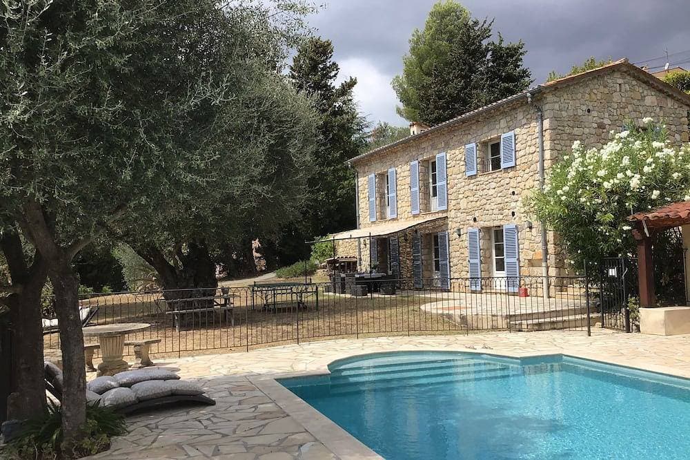 Exklusives Steinhaus mit eigenem, beheiztem Pool in privatem Garten 1