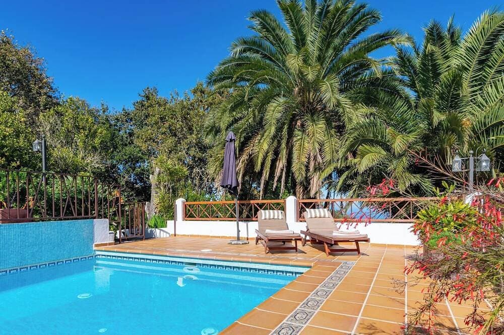 Ferienhaus mit Gemeinschaftspool in Fontanales 1