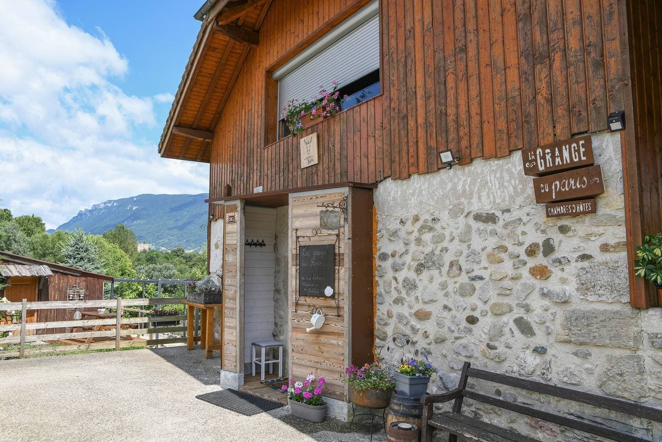 Foto 7 von 28: Gästezimmer 'Arc En Ciel' mit Bergblick, Gemeinschaftspool und WLAN