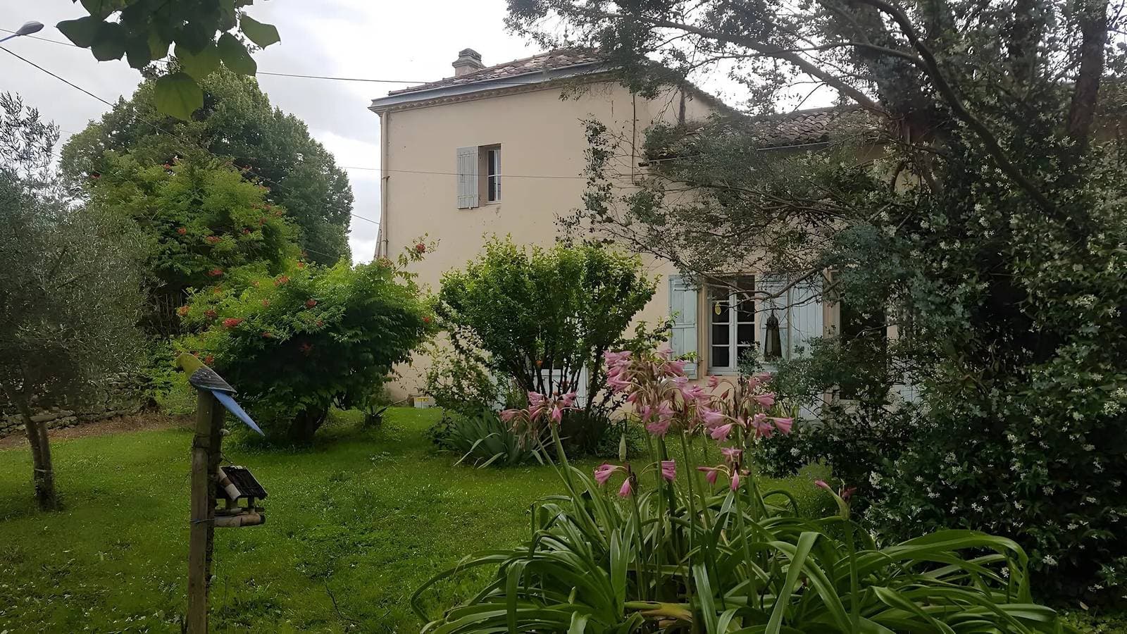 Foto 2 von 17: Gästezimmer De La Vaine mit privater Terrasse, Garten und WLAN