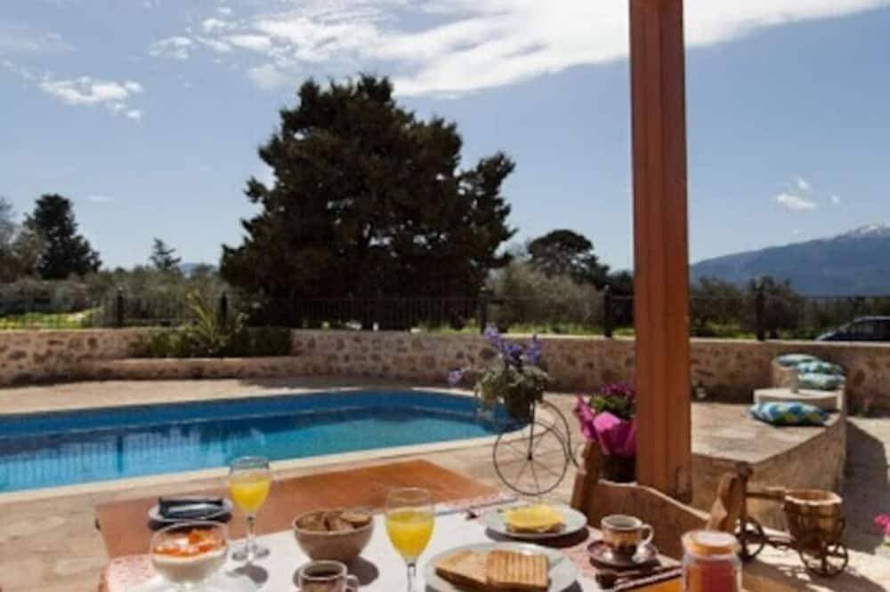 Foto 13 von 19: Rural Stone Villa with private pool and mountain views near local sandy beaches!