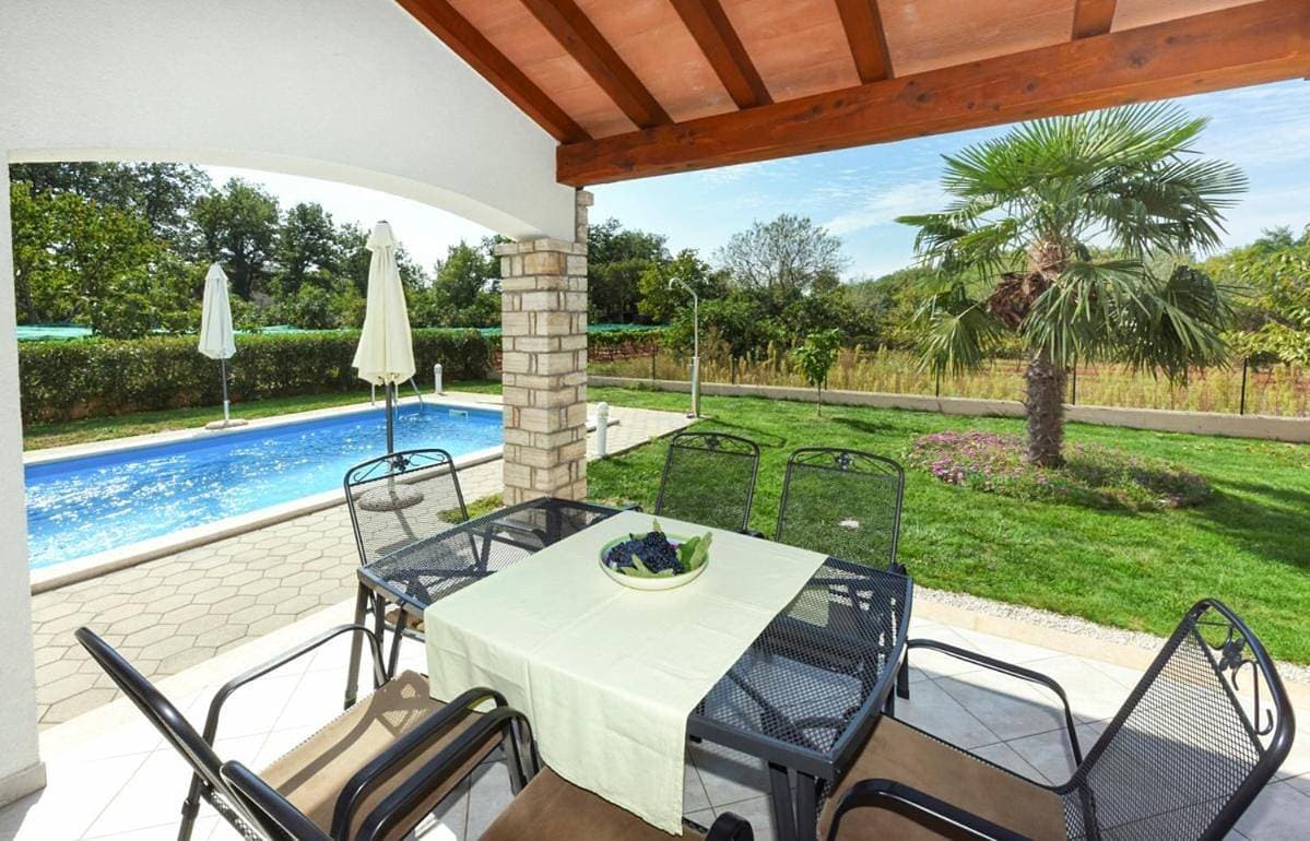 Foto 2 von 18: Sveti Lovrec Pazenaticki Villa Sleeps 6 Pool WiFi