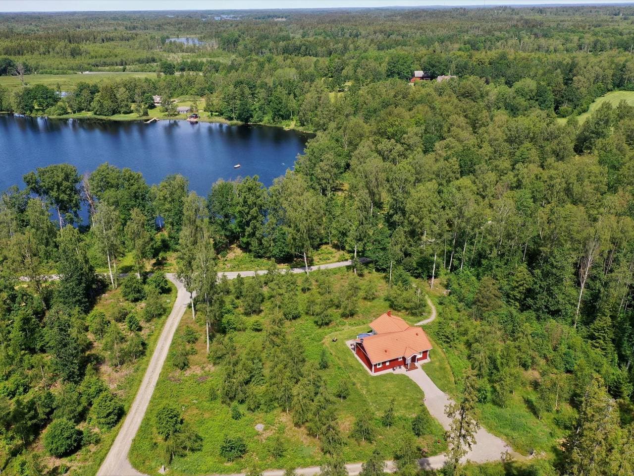 Modernes Haus mit hellem Dekor, mit Blick auf den See 1