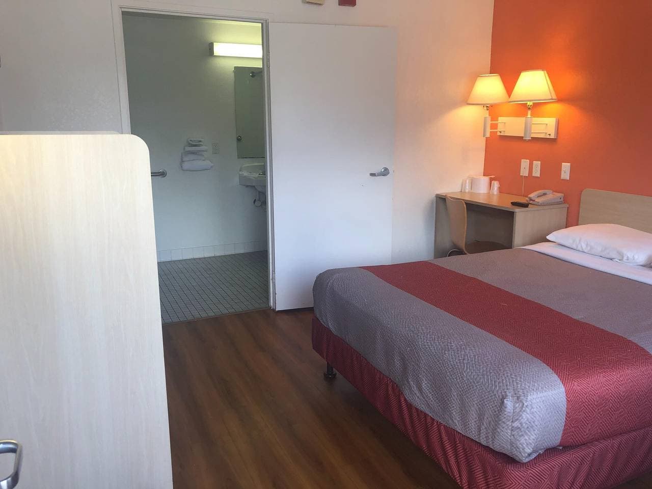 Foto 11 von 28: Ms6 Jacksonville | 1 Doppelbett | Ada/Badewanne