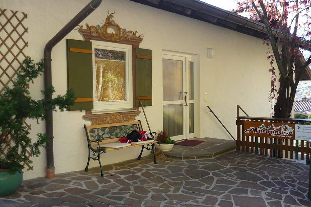 Foto 8 von 10: Schoene, liebevoll komplett renovierte Ferienwohnung direkt unter dem Karwendel.