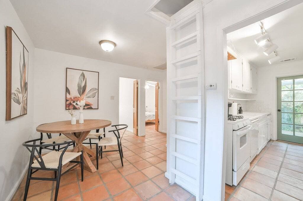 Foto 11 von 36: Charming Fig Garden Village Spanish style home!