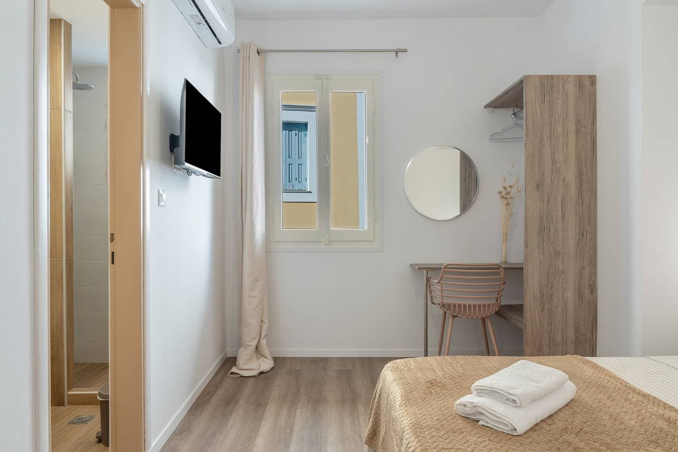 Foto 6 von 25: Zimmer „Small Double 1“ mit gemeinsamer Terrasse, WLAN und Klimaanlage