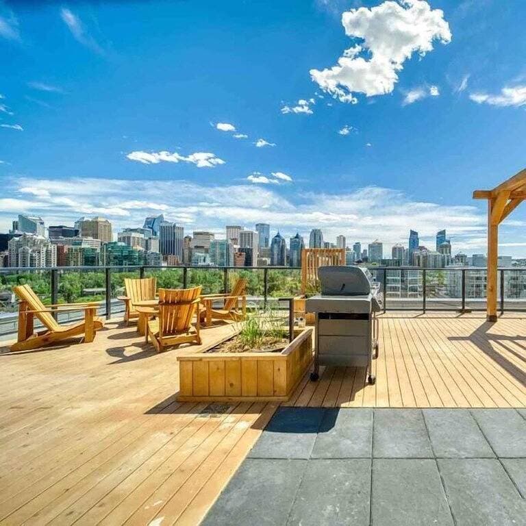 Foto 4 von 49: Vibrant & Modern Condo with Patio near Lrt