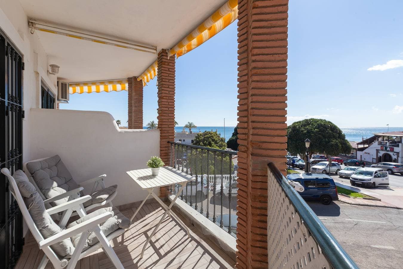 Foto 9 von 32: Ferienwohnung 'Lovely Seaview' mit Pool, Wi-Fi & Terrasse