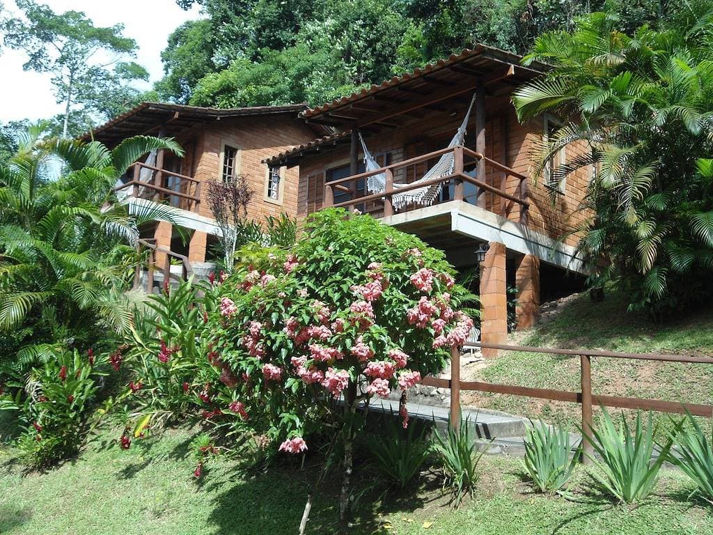 Foto 5 von 18: Canto das Águas Bungalows, Wasserfall mit natürlichem Pool