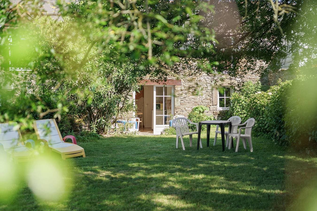 Foto 1 von 23: Gästezimmer „La Souricière - Le Puits“ mit gemeinsamer Terrasse, Garten und WLAN