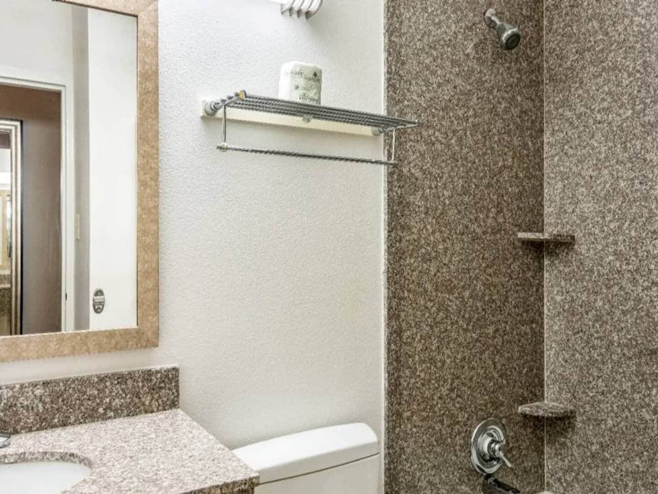 Foto 12 von 27: 2 Queensize-Betten | Nichtraucherzimmer, Mikrowellenkühlschrank