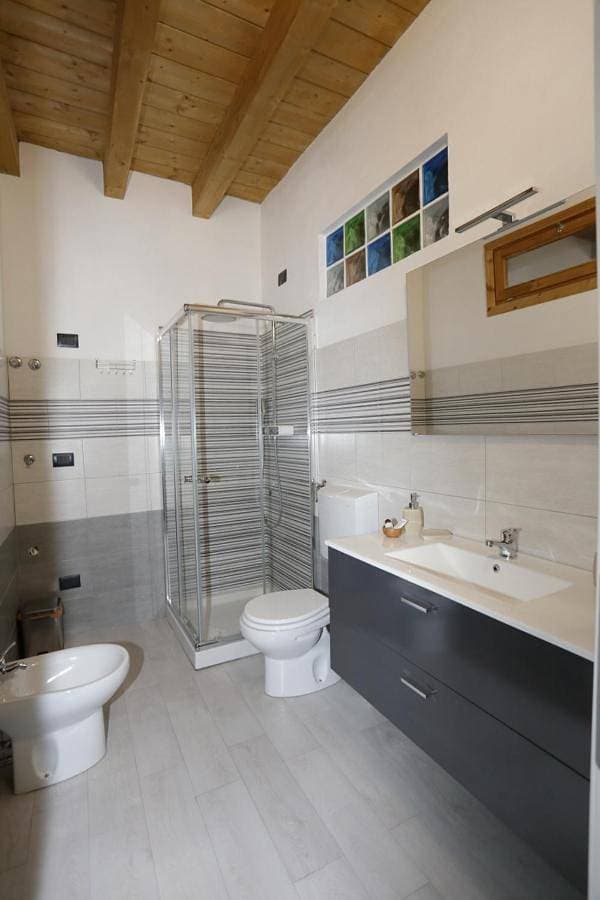 Foto 4 von 6: Quadruple Room with Private Bathroom
