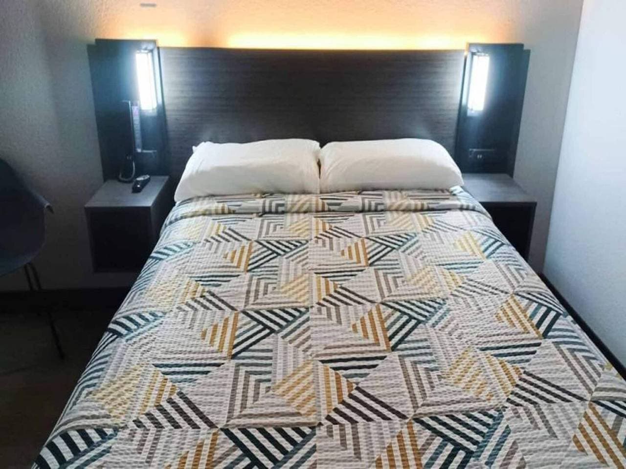Foto 6 von 26: 1 Queensize-Bett | Kühlschrank, Raucher