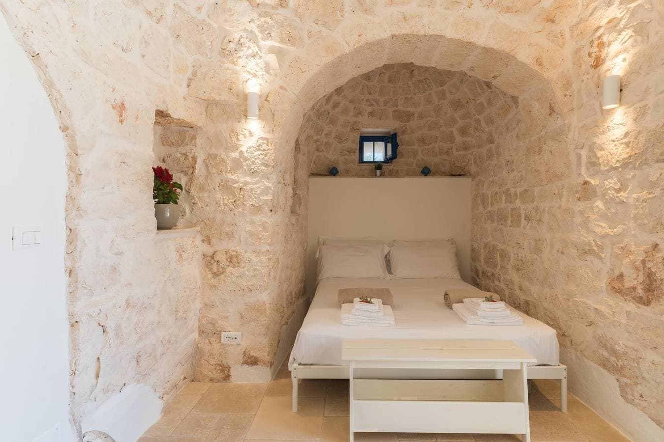 Foto 9 von 33: Trulli Scacciapensieri mit privatem Pool in der apulischen Landschaft