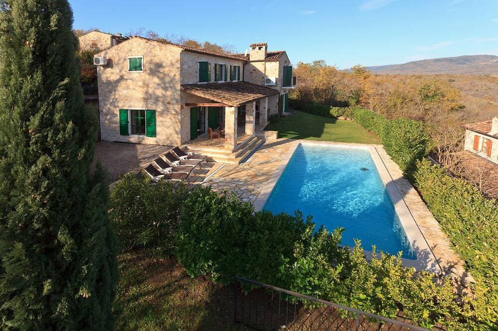 Spacious villa with 10x5m pool, aircon.  Rural retreat,  stunning views. 1