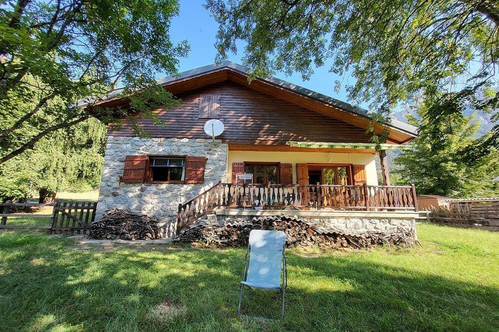Cute chalet surrounded by trees 1