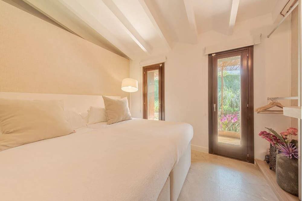 Foto 4 von 30: Atemberaubende moderne Design-Villa am Berg in einzigartiger Lage, Terrassen und Pool