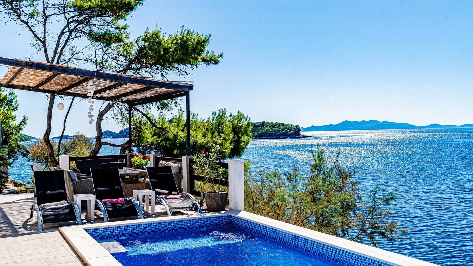 Foto 8 von 37: Waterfront House Arnet by Villas Guide