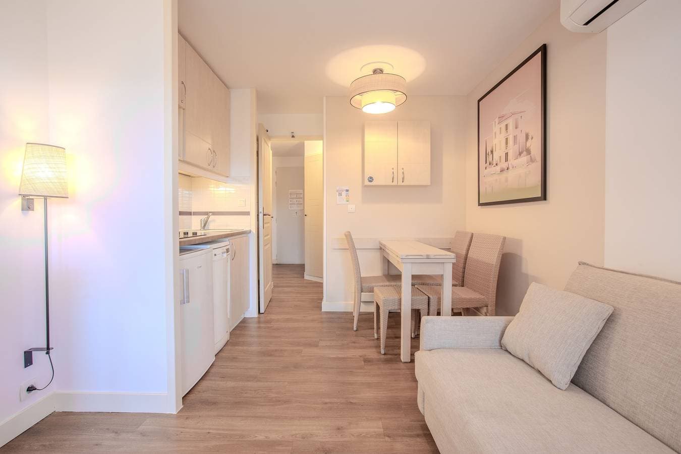 Foto 9 von 32: Einzimmerapartment 'Cap Esterel' mit Bergblick, Gemeinschaftspool und Klimaanlage